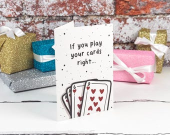 Könnte beinhalten: Eine weiße Grußkarte mit schwarzen Konfettipunkten und dem in Schwarz gedruckten Text If you play your cards right... Die Karte zeigt eine Illustration von Spielkarten mit einer Herz-Sechs und einer Herz-Neun am unteren Rand der Vorderseite.