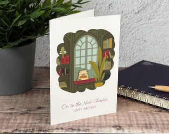Könnte beinhalten: Eine weiße Grußkarte mit einer zentralen Illustration eines Bibliotheksinnenraums mit Bücherregalen, einem großen Bogenfenster, einem Bücherstapel und einer Topfpflanze. Der Text lautet On to the Next Chapter und HAPPY BIRTHDAY.