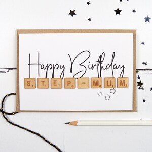 Biglietto di auguri di buon compleanno per la matrigna con piastrelle di legno