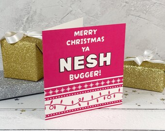 Könnte beinhalten: Eine quadratische Grußkarte mit leuchtend rosa Hintergrund und dem weißen Text Merry Christmas Ya Nesh Bugger! Der untere Bereich hat einen weißen Rand mit einem roten Muster aus Sternen und einer Lichterkette. Zwei goldene Glitzer-Geschenkboxen.
