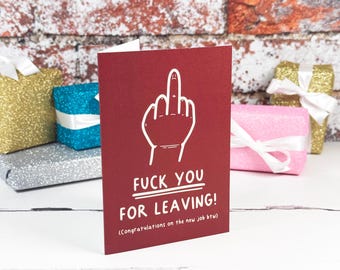 Könnte beinhalten: Eine dunkelrote Grußkarte mit einer weißen Strichzeichnung einer Hand mit erhobenem Mittelfinger. Der Text FUCK YOU FOR LEAVING! und (Congratulations on the new job btw) ist in weißen Buchstaben mittig auf der Vorderseite abgedruckt.