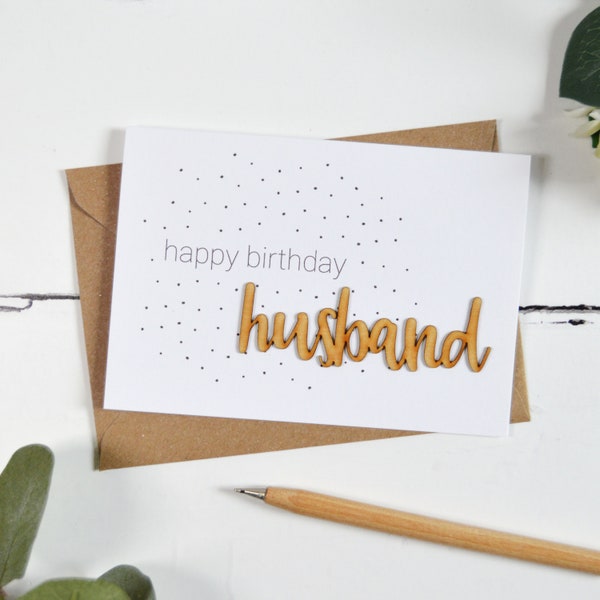 Tarjeta de madera con palabras de feliz cumpleaños para mi esposo