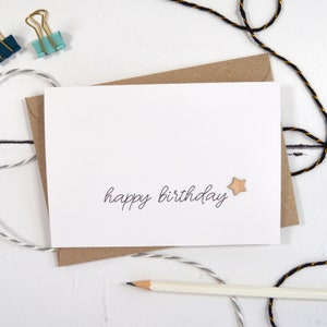 Carte en bois avec étoile joyeux anniversaire