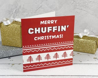 Könnte beinhalten: Eine quadratische Grußkarte mit rotem Hintergrund und dem weißen Text MERRY CHUFFIN' CHRISTMAS! Der untere Teil zeigt ein weißes Band mit einem sich wiederholenden Muster aus roten stilisierten Weihnachtsbäumen und geometrischen Linien.