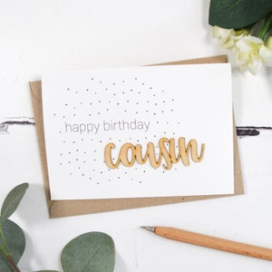 Tarjeta de madera con palabras de feliz cumpleaños, prima