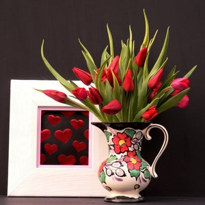 Art deco fotokaart vaas | Hartkaartjes | Rode tulpen kunstkaart | Ik hou van je hartkaart | Unieke tulpenkaart | Verjaardag harttulpen | Hartige kaarten