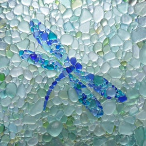 Kaart van zeeglas met libel | Hartkaartjes | Fotokaart libel | Blauwe libel | Kaart libel Love You | Unieke strand zeeglaskaart