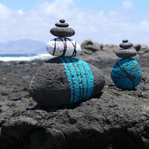 Cartão de foto de arte rupestre de Cairn | Cartão de seixos com paisagem litorânea | Heartycards | Cartão de arte rupestre de Cairn | Cartão de rochas pintadas | Cartão de arte rupestre pintada