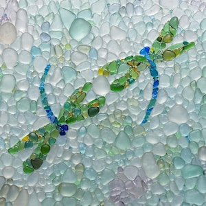 fotokaart van het zeeglas van de libel | Hartkaartjes | Kunstkaart libellen | Libelkaart | Libelverjaardagskaart | Unieke strand zeeglaskaart