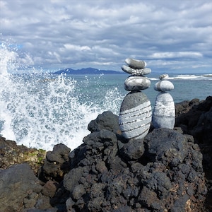 Cartão fotográfico de arte rupestre de praia em Cairn | Cartão de arte rupestre pintada com paisagem marinha | Heartycards | Cartão exclusivo de arte rupestre de Cairn | Cartão de arte de praia de Cairn de aniversário