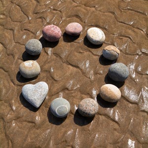 Fotokaart van het Strand van de Kiezelstenen van het | Love You Pebbles Fotokaart | Hartkaartjes | Hart verjaardagskaart strand | Unieke cirkelkaarten kiezelharten