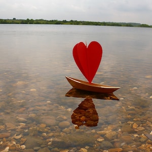 Foto di barca a vela a forma di cuore rosso / Carta di barca a remi in legno Dory a forma di cuore / Heartycards / Carta di compleanno unica a forma di cuore con barca / Carta a forma di cuore con barca