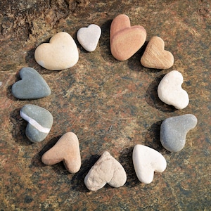 Cartão de foto de praia de seixos de coração | Cartão de foto de seixos de amor | Heartycards | Cartão de coração de praia de aniversário | Cartões de círculo de corações de seixo exclusivos