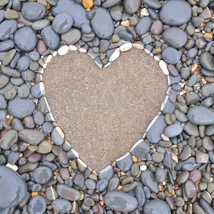 Cartão de coração de praia com seixos | Cartão de coração de arte de aniversário à beira-mar | Heartycards | Cartão de coração de escultura de praia | Cartão de seixos de corações de amor