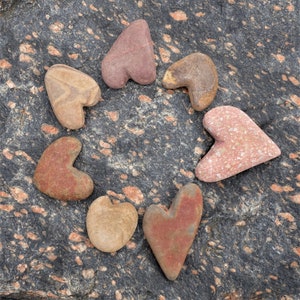 Cartão de foto de praia com círculo de seixos de coração | Cartão Love You Pebbles | Heartycards | Cartão de coração de praia de aniversário | Cartões exclusivos de corações de seixos