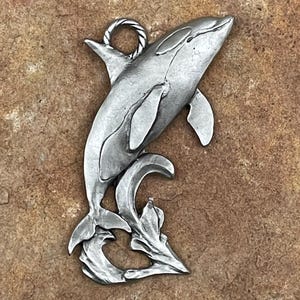 Orca Pewter Ornament – Handcrafted Killer Whale Decoration – Ocean Lover Gift – Marine Animal Figurine – Wildlife Christmas Ornament