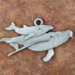 Ornament bultrug | Ornament tinnen walvis | Oceaanthema-decor | Aandenken aan wilde dieren | Uniek cadeau voor oceaanliefhebbers
