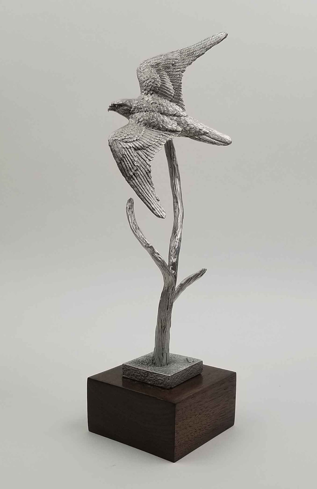 Sculpture doiseau en métal, Faucon pèlerin, Figurine en étain — free download