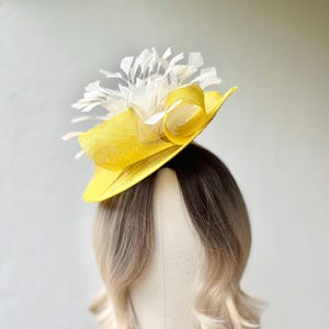 Bibi Sinamay jaune : chapeau de course fait main au Royaume-Uni avec fleur blanche