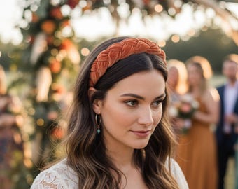 Diadema color naranja quemado para invitada a boda bohemia, diadema color naranja óxido alternativa para bodas alternativas.