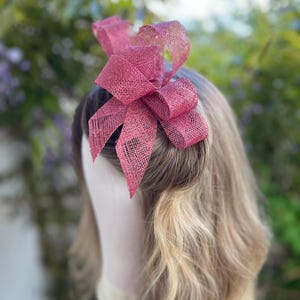 Dusky pink fascinator small clip in fascinator dusky pink hatinator races ladies day dusty pink fascinator wedding guest fascinator sinamay