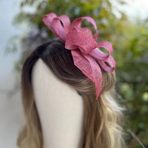 Dusky pink fascinator clip, small clip in fascinator for wedding guests, ladies hatinator races ladies day pink fascinator wedding guest hat