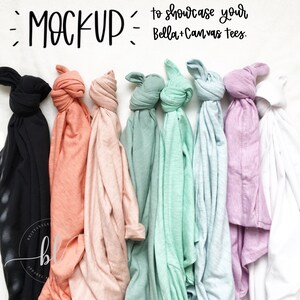 Puede incluir: Imagen de maqueta de varias camisetas Bella+Canvas en varios colores, incluyendo negro, coral, rosa claro, verde menta, azul claro, lavanda y blanco. Las camisetas están anudadas en la parte superior, mostrando la tela y las opciones de color. El texto en la parte superior dice "MOCKUP" y "to showcase your Bella+Canvas tees".