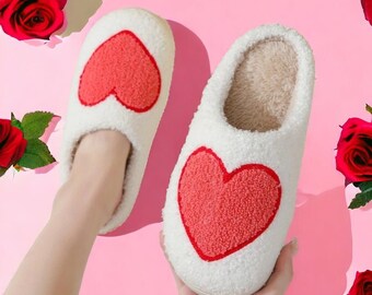 Comode pantofole con cuore d'amore: calde, morbide e perfette come regalo di San Valentino o di compleanno.