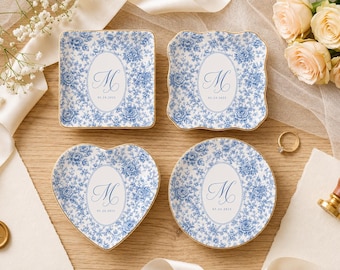Spersonalizowana niebieska ceramiczna tacka na pierścionki, taca na biżuterię z monogramem