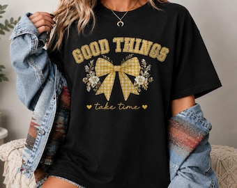 Koszulka „Good Things Take Time”, koszulka z kokardą w stylu vintage z kwiatowym wzorem, koszulka z grafiką w stylu boho western, koszulka z inspirującym cytatem, uroczy prezent dla dziewczyny ze wsi