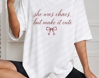 Koszulka „She Was Chaos But Make It Cute”, koszulka z kokardą i kokieterią, koszulka z kobiecą estetyką, słodka dziewczęca koszulka z grafiką, duży, miękki prezent dla dziewczyny