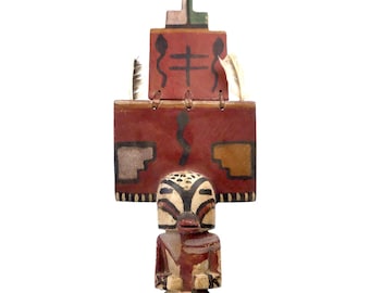 Poupée Kachina à Tabletta en escalier en bois léger sculpté polychrome sur socle noir - Culture amérindienne Hopi - USA