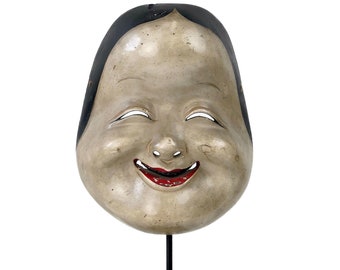 Okame Meiji mask signed in light lacquered wood presented on a black metal base - Nô theater - Japan - 19th century - Meiji era (1868-1912)