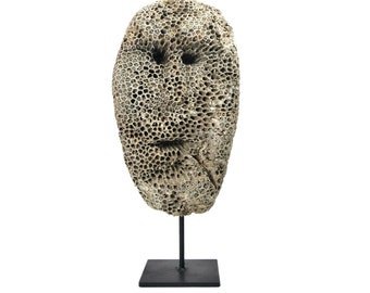 Large Atoni ancestor mask in fossilized coral on black metal foot - East Timor - Atoni culture - Ethnic collection