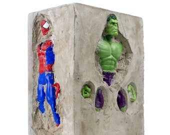 Concrete superhero sculpture, massive inclusion signed NAC'S - Contemporary design - Outsider art - Collector's item - Unique piece