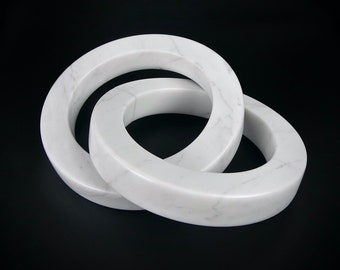 Intertwined White Marble Rings Sculpture: Contemporary Art Decor