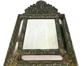 Old glazing bead mirror with pediment and floral frame in embossed brass - Antique decoration - 19th century