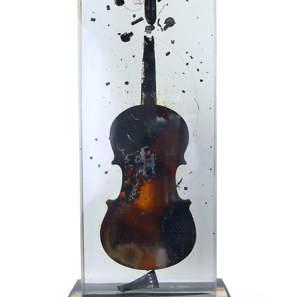 Large burnt violin sculpture in resin, massive inclusion signed NAC'S, in the style of the artist Arman - Collector's item - Unique piece