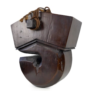 Jizai kagi porte-bouilloire Daikoku japonais traditionnel en bois de keyaki massif de la période Meiji (1868–1912) - Objet culturel japonais