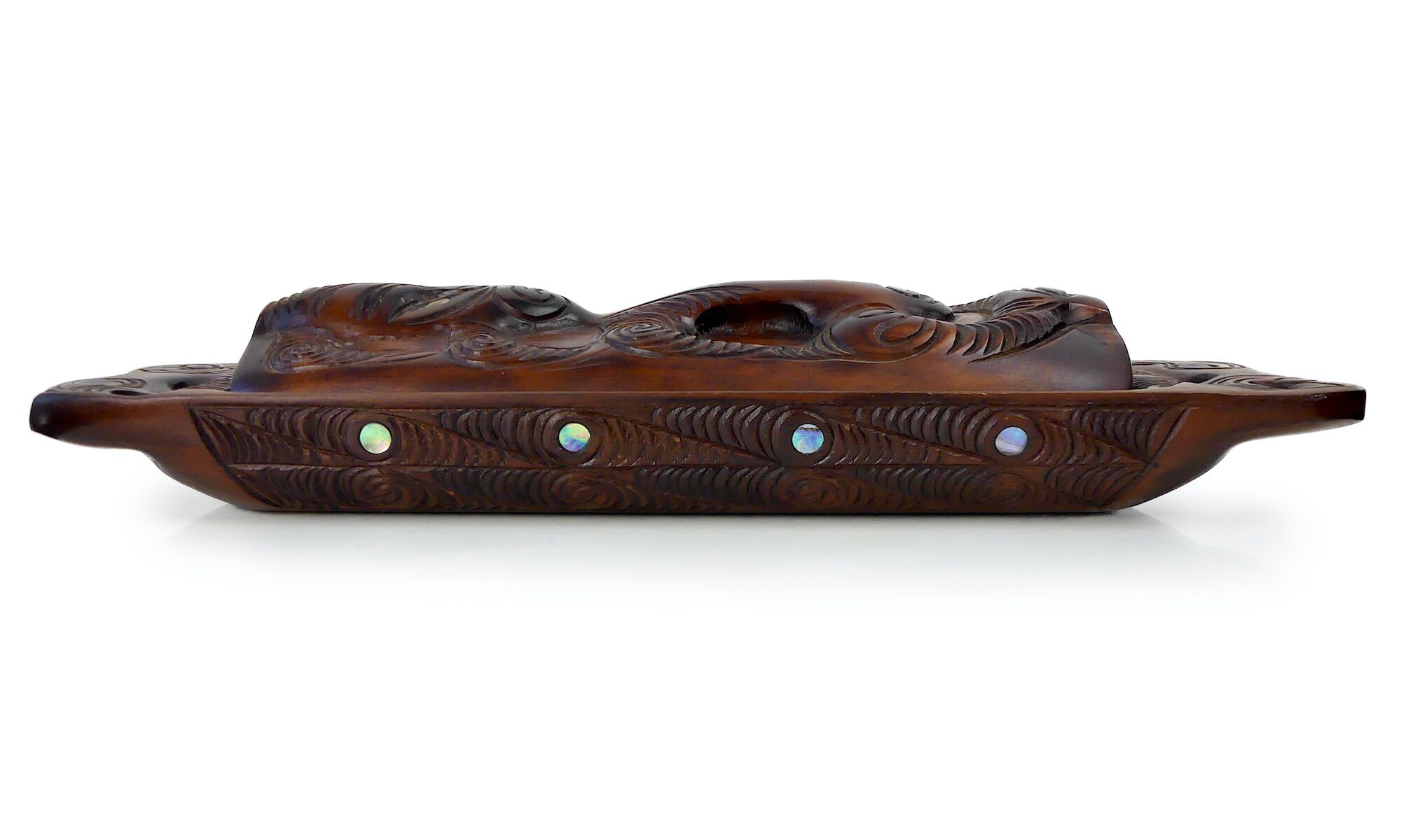 マオリ・ワカ・フイア・ボックス：木彫りとアワビの象嵌細工