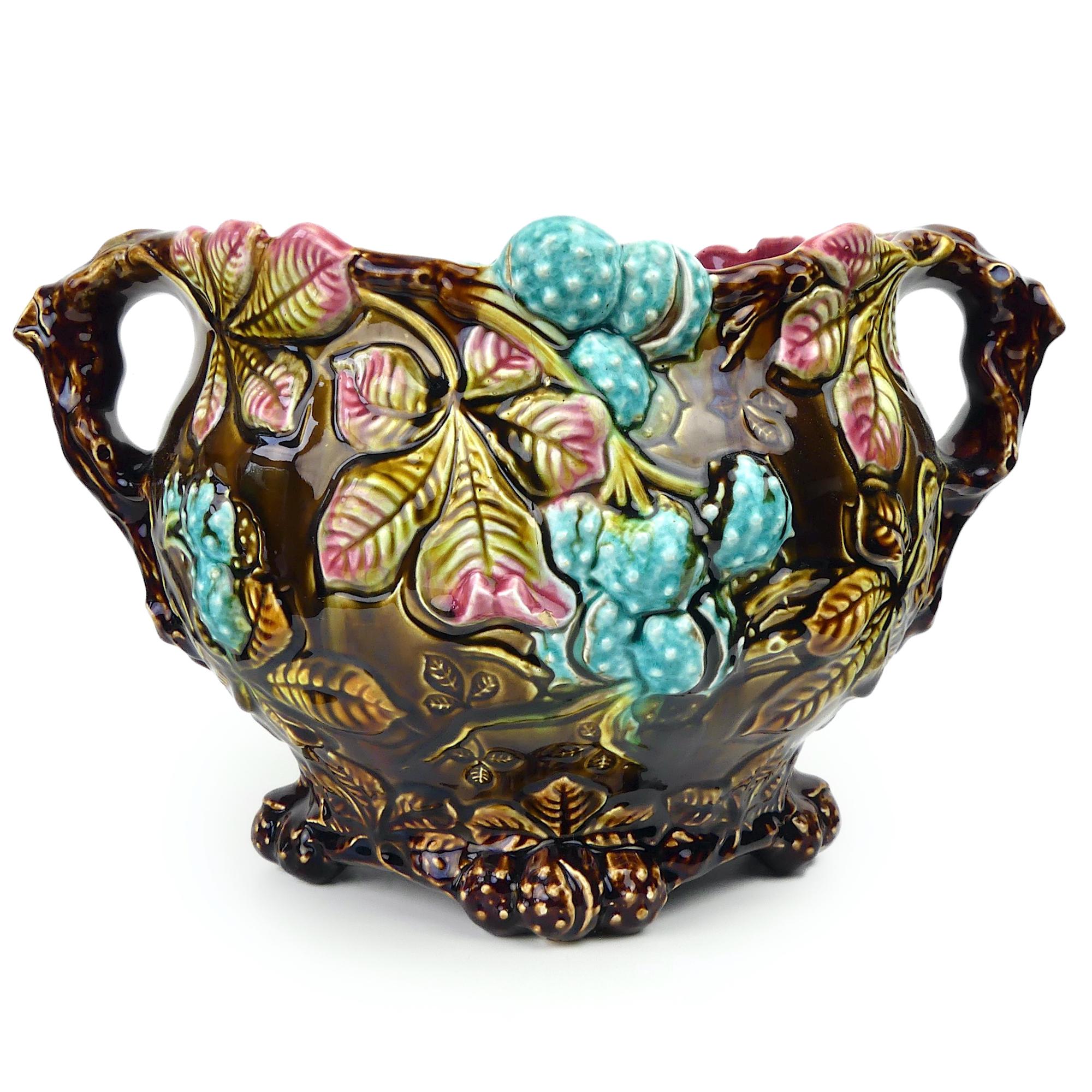Ancien vase en barbotine, décor feuilles et fleur cloisonnées Marron