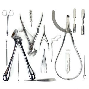 Puede incluir: Colección de instrumentos quirúrgicos antiguos, incluyendo tijeras, fórceps y una jeringa, dispuestos sobre un fondo blanco. Las herramientas son de metal plateado brillante. Los instrumentos varían en tamaño y forma.