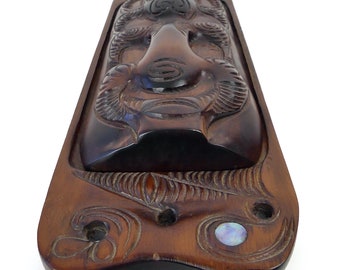 マオリ・ワカ・フイア・ボックス：木彫りとアワビの象嵌細工