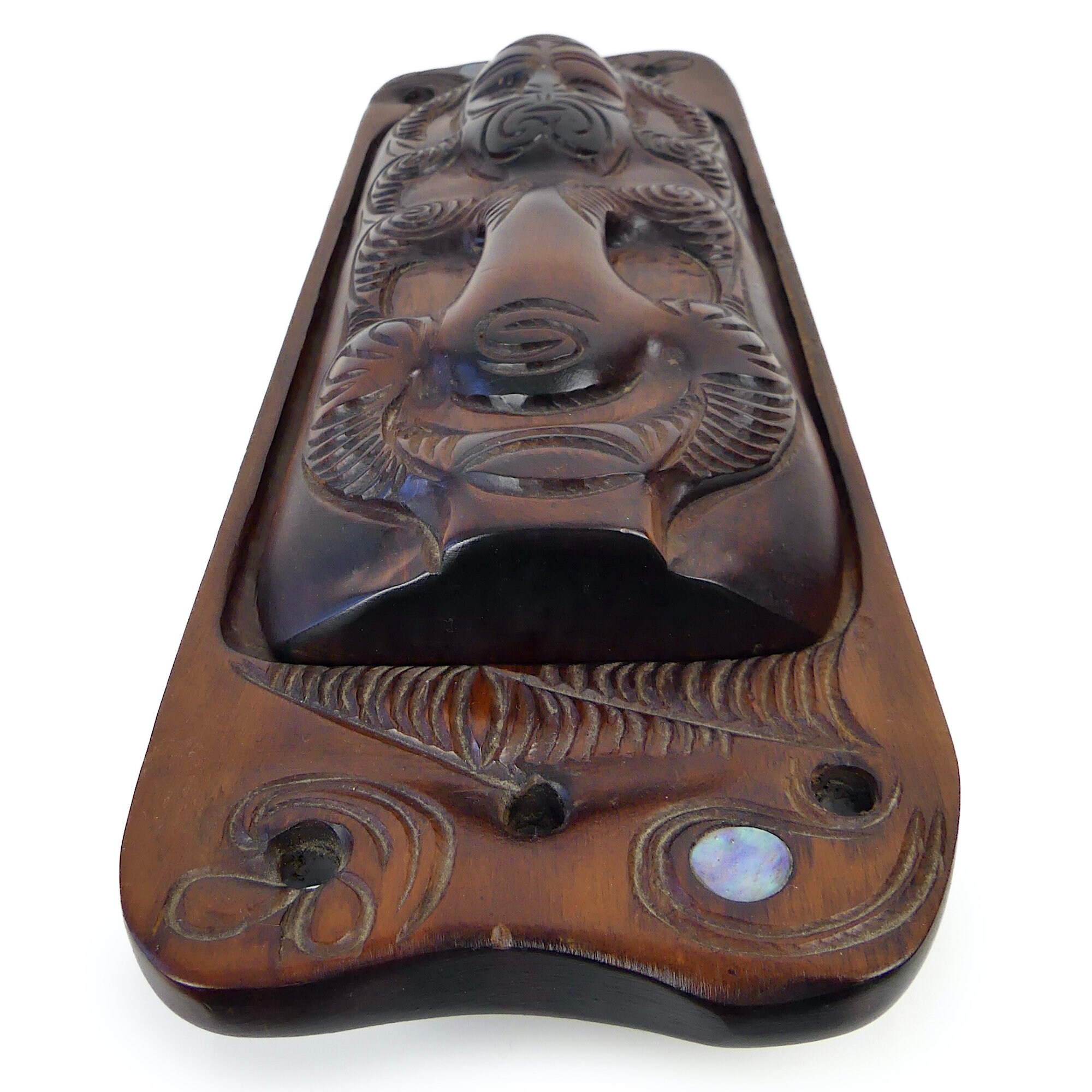 マオリ・ワカ・フイア・ボックス：木彫りとアワビの象嵌細工