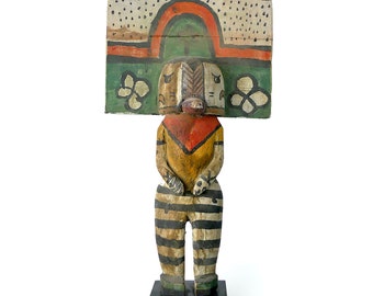 Grande poupée Kachina à Tabletta en bois léger sculpté polychrome sur socle noir - Culture amérindienne - Style Hopi - USA