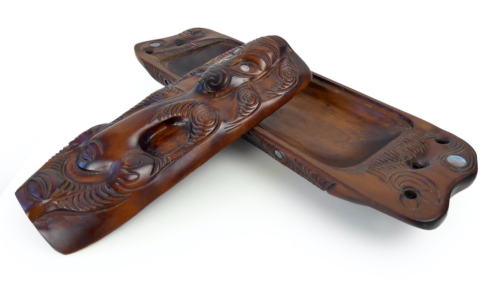 マオリ・ワカ・フイア・ボックス：木彫りとアワビの象嵌細工