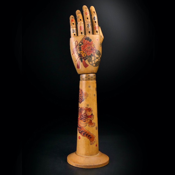 Main gauche tatouée de mannequin articulée et avant-bras en bois - objet de curiosité - Irezumi - Tatouage japonais