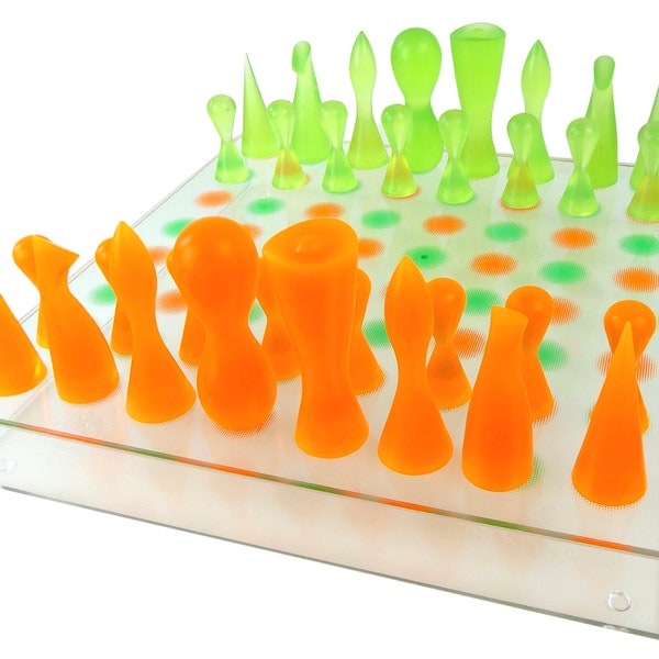 Karim Rashid design chess set in tangy orange and green colors - Rare collector's item - 2001 - Pop decoration - Design decoration