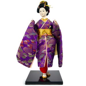 Poupée Geisha japonaise à l’éventail délicatement habillée en kimono de ville - Geisha dolL - Culture japonaise