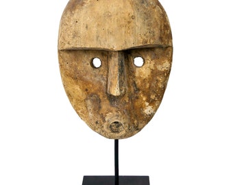 Small Sumbanese face in carved wood on black metal base - Sumba - Timor - Indonesian art